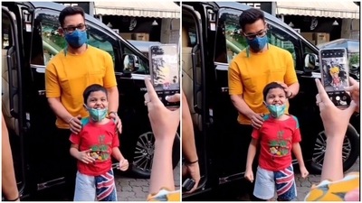 Aamir Khan posed with a child. Aamir Khan posed with a child.