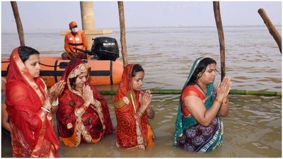 Devotees in Patna, took bath in the holy river of Ganges during Chhath Puja celebrations. On November 10, Day 3 of Chhath Puja, Sandhya Arghya will be offered at the time of sunset to Sun God and Chatthi Maiya. (ANI)