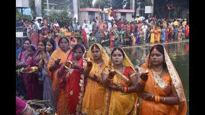 Devotees offer prayers during Chhath Puja in Gorakhpur on Wednesday. (HT Photo)