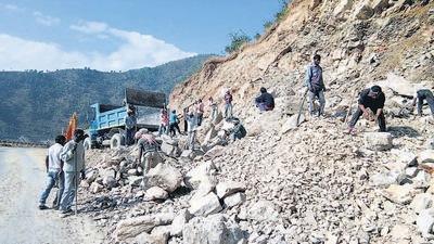 The three strategic roads sought to be expanded form part of the 889km Char Dham road expansion project to link the Hindu pilgrimage sites of Badrinath, Kedarnath, Gangotri and Yamunotri. (HT Photo) The three strategic roads sought to be expanded form part of the 889km Char Dham road expansion project to link the Hindu pilgrimage sites of Badrinath, Kedarnath, Gangotri and Yamunotri. (HT Photo)