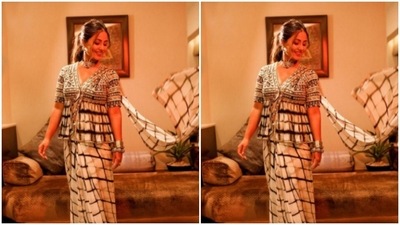 Hina posed in this ethnic ensemble, in an indoor setup. (Instagram/@realhinakhan)