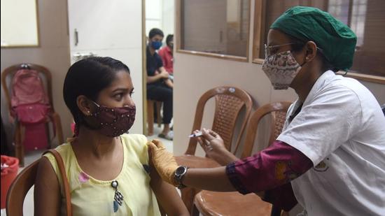 The Mumbai civic body has spent over ₹1,219 crore in the ongoing fiscal, over ₹1,809 crore in 2020-21 and more than ₹9.18 crore in 2019-20. The expenditure mainly comprises setting up of healthcare infrastructure like increasing bed capacity, coming up with makeshift Covid hospitals, procuring medications used for treating Covid-19, etc. (HT PHOTO)