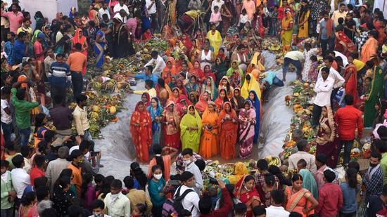 Women offer prayer at sunset on the occasion of Chhath Puja at a ghat in Geeta Colony on Wednesday. The Delhi government deployed boats and water sprinklers to clear foam in the Yamuna on the occasion. (Ajay Aggarwal /HT Photo)