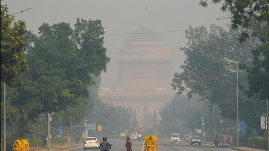 New Delhi , India - November 10, 2021: A view of a street engulfed in thick smog at Teen Murti Marg in New Delhi , India, on Wednesday, November 10, 2021.(Photo by Amal KS / Hindustan Times) (Hindustan Times) New Delhi , India - November 10, 2021: A view of a street engulfed in thick smog at Teen Murti Marg in New Delhi , India, on Wednesday, November 10, 2021.(Photo by Amal KS / Hindustan Times) (Hindustan Times)
