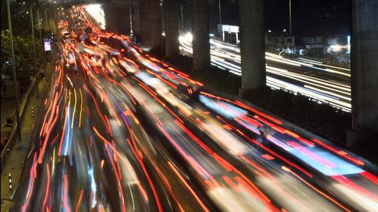 Private vehicles and mass transit systems like buses jostle for space on narrow roads, ensuring longer hours for commuters travelling from North to south Mumbai, making it tiring and tedious. (HT PHOTO)