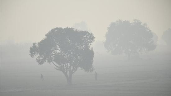 Ghaziabad, India - November 08, 2021: A view of a farm land engulfed in smog at Kusalia in Ghaziabad on Monday, November 8, 2021. (Photo by Sakib Ali/Hindustan Times)