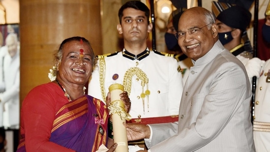 President Ram Nath Kovind presents the Padma Shri Award to Matha B. Manjamma Jogati, at Rashtrapati Bhavan.(ANI)