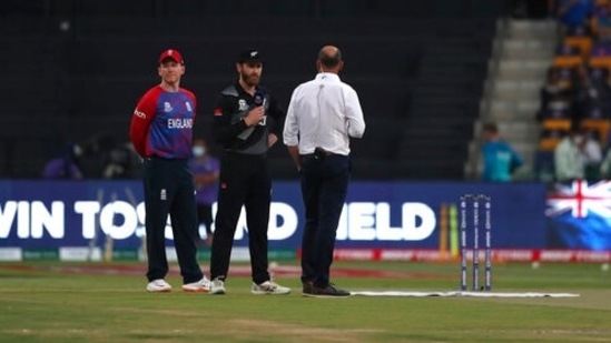 New Zealand's captain Kane Williamson, center, speaks to the commentator after winning the toss as England's captain Eoin Morgan, left, looks on ahead of the Cricket Twenty20 World Cup semi-final match between England and New Zealand in Abu Dhabi, UAE, Wednesday, Nov. 10, 2021. (AP Photo/Aijaz Rahi)(AP)