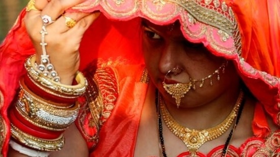 A devotee decked up in traditional clothes and jewellery participates in rituals during Chhath festival in Kolkata on November 10.(AP Photo/Bikas Das)