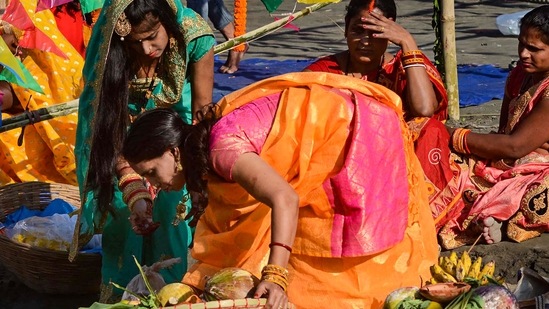 Before the Sandhy Arghya or evening offering, a daura or basket made of bamboo sticks is prepared and filled with prasad items like thekua, seasonal fruits, dry fruits etc.(PTI)