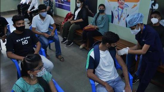 According to the Brihanmumbai Municipal Corporation (BMC) data, around 95% of the city’s eligible population has been inoculated with the first dose and 56% have been fully vaccinated. (HT PHOTO)