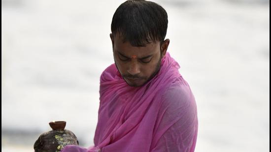 A devotee performs rituals in the polluted waters of Yamuna river at Kalindi Kunj on the occasion of Chhath Puja in Noida on Wednesday. (Sunil Ghosh/HT photo) A devotee performs rituals in the polluted waters of Yamuna river at Kalindi Kunj on the occasion of Chhath Puja in Noida on Wednesday. (Sunil Ghosh/HT photo)