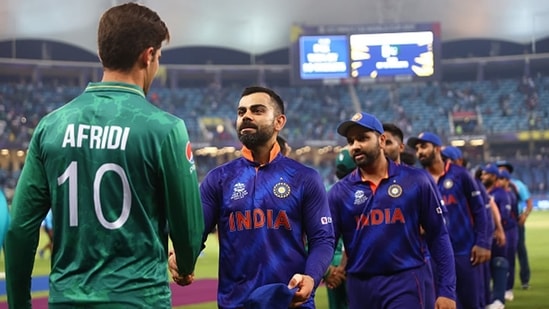 Shaheen Afridi of Pakistan and Virat Kohli of India shake hands. (Getty) Shaheen Afridi of Pakistan and Virat Kohli of India shake hands. (Getty)