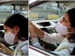 Sara Ali Khan accepts samosa pao from a fan.(Instagram) Sara Ali Khan accepts samosa pao from a fan.(Instagram)