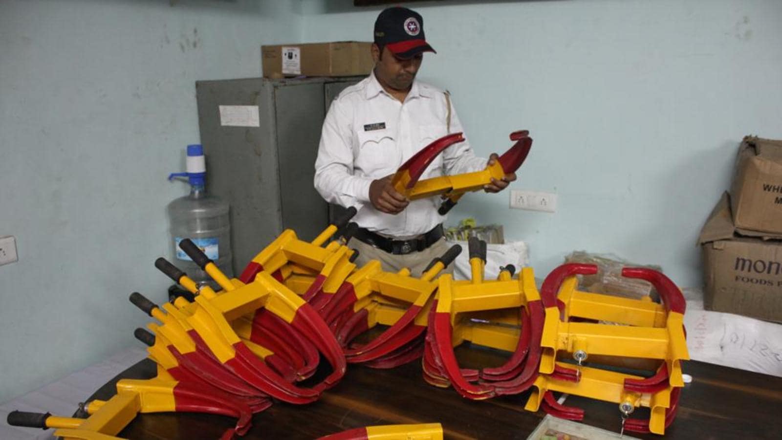 Motorist flees away with traffic police jammer in Pune Hindustan Times