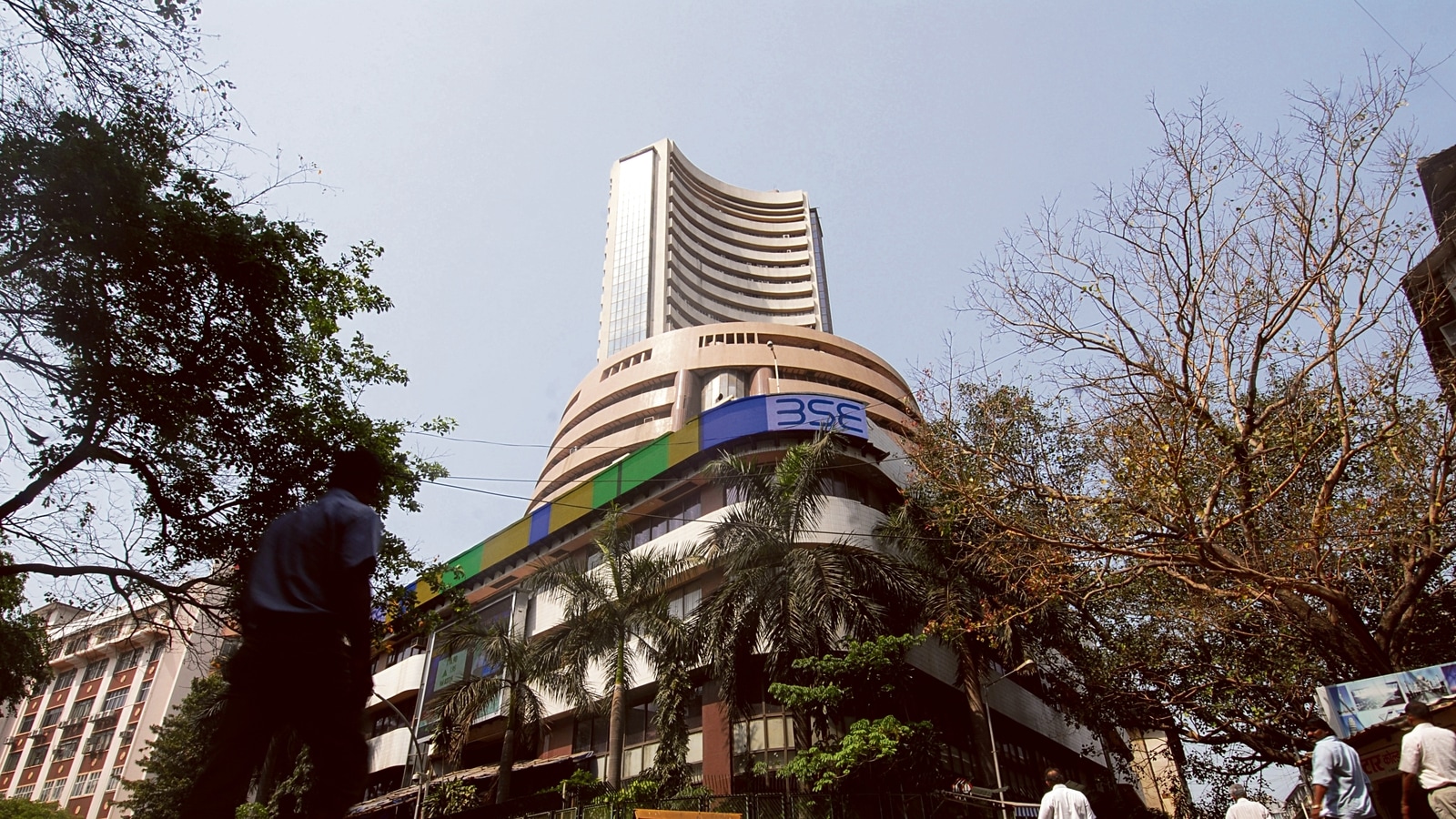 Sensex sheds 433 points to end at 59,919, Nifty settles below 17,900