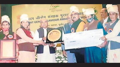 Women farmers from Rohru were conferred the Plant Genome Saviour Award by Union agriculture minister Narendra Singh Tomar in New Delhi. (HT Photo) Women farmers from Rohru were conferred the Plant Genome Saviour Award by Union agriculture minister Narendra Singh Tomar in New Delhi. (HT Photo)