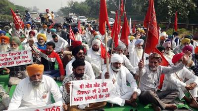 Border farmers protesting against the increased jurisdiction of BSF outside the force’s Khasa headquarters in Amritsar on Thursday. (Sameer Sehgal/HT)