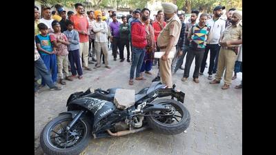 Police investigating the crime scene, where two persons were fired at, near Madanpura roundabout in Mohali on Thursday afternoon. (HT PHOTO)