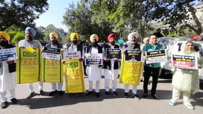Punjab Aam Aadmi Party leaders holding a protest outside the assembly in Chandigarh on Thursday. They were demanding an extension of the one-day special session to discuss issues such as the shortage of diammonium phosphate (DAP) fertiliser. (Sanjeev Sharma/HT) Punjab Aam Aadmi Party leaders holding a protest outside the assembly in Chandigarh on Thursday. They were demanding an extension of the one-day special session to discuss issues such as the shortage of diammonium phosphate (DAP) fertiliser. (Sanjeev Sharma/HT)