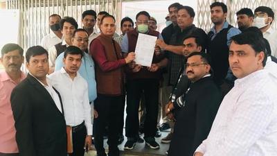 Lawyers abstain from work, demand high court bench in West Uttar Pradesh Lawyers abstain from work, demand high court bench in West Uttar Pradesh