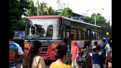 Commuters line up to board one of the Navi Mumbai Municipal Transport buses in Vashi as MSRTC employees go on strike. (BACHCHAN KUMAR/HT PHOTO) Commuters line up to board one of the Navi Mumbai Municipal Transport buses in Vashi as MSRTC employees go on strike. (BACHCHAN KUMAR/HT PHOTO)