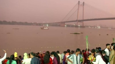 Devotees break their 36-hours long fast by offering Arghya to the rising sun at Takta Ghat in Kolkata on the last day of Chhath Puja. (ANI)