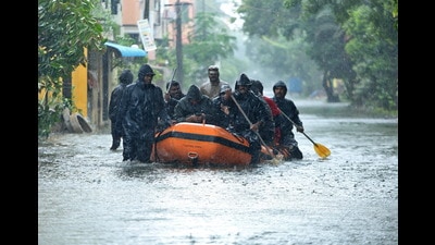 Rescue workers paddle their boat through a water-logged road during heavy rains in Chennai, India, November 11, 2021. REUTERS/P. Ravikumar (REUTERS) Rescue workers paddle their boat through a water-logged road during heavy rains in Chennai, India, November 11, 2021. REUTERS/P. Ravikumar (REUTERS)