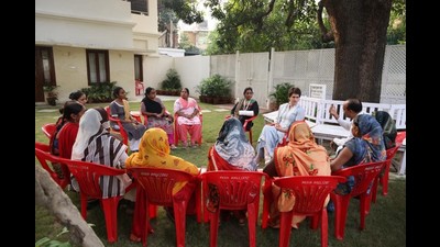 The ASHA workers alleged that they were beaten up by police when they were going to Shahjahanpur on Tuesday (HT Photo)