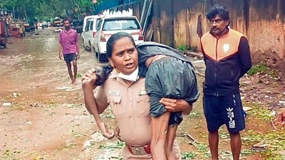 TP Chatram Police Station's Inspector Rajeshwari carries an unconscious man on her shoulders to an autorickshaw in a bid to rush him to a nearby hospital, in Chennai on Thursday. (ANI) TP Chatram Police Station's Inspector Rajeshwari carries an unconscious man on her shoulders to an autorickshaw in a bid to rush him to a nearby hospital, in Chennai on Thursday. (ANI)