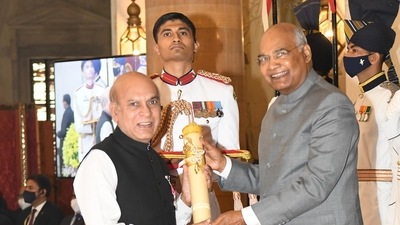 President Kovind presents the Padma Shri award to Lt Col Qazi Sajjad Ali Zahir (Retd.) for Public Affairs.&nbsp; (Photo via @rashtrapatibhvn on Twitter)