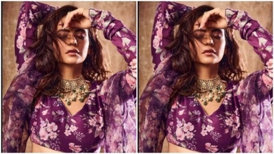 Aamna completed her look with a flowy silk dark violet dupatta. (Instagram/@aamnasharifofficial) Aamna completed her look with a flowy silk dark violet dupatta. (Instagram/@aamnasharifofficial)