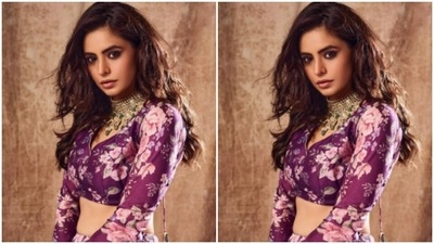 Aamna accessorised her look for the photoshoot with a gold and emerald green choker from the house of Golecha’s Jewels. (Instagram/@aamnasharifofficial) Aamna accessorised her look for the photoshoot with a gold and emerald green choker from the house of Golecha’s Jewels. (Instagram/@aamnasharifofficial)
