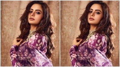 “Baby you’re poetry. Just read between the lines,” Aamna captioned her pictures. (Instagram/@aamnasharifofficial) “Baby you’re poetry. Just read between the lines,” Aamna captioned her pictures. (Instagram/@aamnasharifofficial)