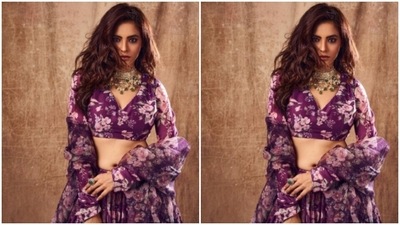 Styled by makeup artist Mukesh Patil, Aamna decked up in nude eyeshadow, black eyeliner, black kohl, mascara-laden eyelashes, drawn eyebrows, contoured cheeks and a shade of nude lipstick. (Instagram/@aamnasharifofficial) Styled by makeup artist Mukesh Patil, Aamna decked up in nude eyeshadow, black eyeliner, black kohl, mascara-laden eyelashes, drawn eyebrows, contoured cheeks and a shade of nude lipstick. (Instagram/@aamnasharifofficial)