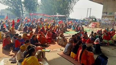 Protesting contractual employees from 15 departments said they will not lift the protest until there demands are met. They said only 36,000 people will benefit from the bill, while 1.3 lakh employees will not be regularised. Farmers were also protesting at the same site and blocked the road. (HT Photo)