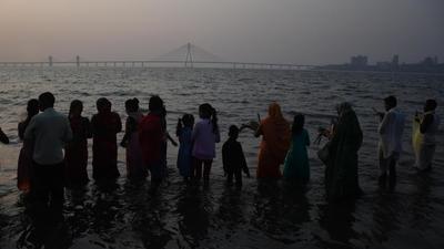 Devotees perform Chhath Puja while maintaining Covid-19 norms amid the pandemic at Dadar Chowpatty in Mumbai, Maharashtra, on Wednesday. (HT photo) Devotees perform Chhath Puja while maintaining Covid-19 norms amid the pandemic at Dadar Chowpatty in Mumbai, Maharashtra, on Wednesday. (HT photo)