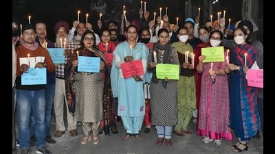 Teachers from government and private colleges during the candle march at Punjabi Bhawan in Ludhiana on Thursday. (Harsimar Pal SIngh/HT) Teachers from government and private colleges during the candle march at Punjabi Bhawan in Ludhiana on Thursday. (Harsimar Pal SIngh/HT)