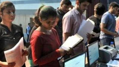 The Maharashtra State Board of Secondary and Higher Secondary Education on Thursday issued a notification to commence the form filling for regular candidates for Higher Secondary Certificate (HSC) Class 12 examination from November 12 till December 2, 2021, for the exam scheduled in February next year. (HT PHOTO) The Maharashtra State Board of Secondary and Higher Secondary Education on Thursday issued a notification to commence the form filling for regular candidates for Higher Secondary Certificate (HSC) Class 12 examination from November 12 till December 2, 2021, for the exam scheduled in February next year. (HT PHOTO)