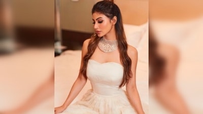 For her makeup, Mouni Roy opted for bold smokey eyes, neutral lips and highlighted cheekbones. (Instagram/@imouniroy) For her makeup, Mouni Roy opted for bold smokey eyes, neutral lips and highlighted cheekbones. (Instagram/@imouniroy)