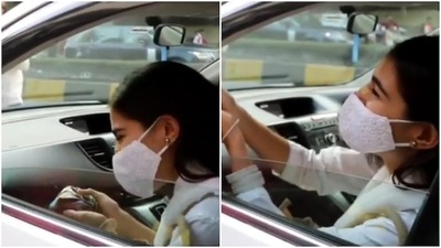 Sara Ali Khan accepts samosa pao from a fan. (Instagram) Sara Ali Khan accepts samosa pao from a fan. (Instagram)