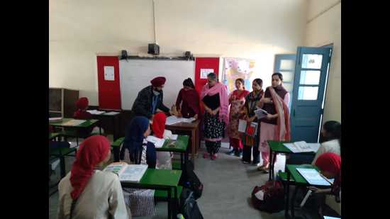 A mock drill ahead of the National Achievement Survey exam being carried out at a government school in Karamsar, Ludhiana. (HT Photo)
