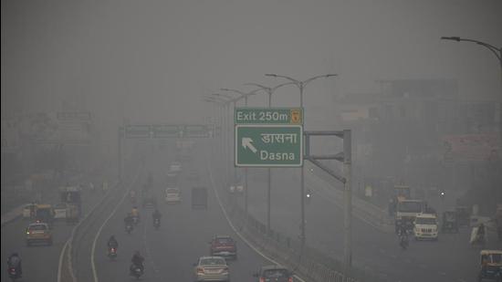 Vehicles ply amid low visibility due to smog on NH-24 in Dasna in Ghaziabad on Thursday. (Sakib Ali/HT photo)