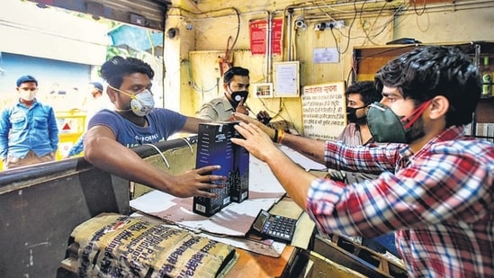 Currently, there are 408 liquor vends run by the Delhi government in the city. As per the new excise policy, these will shut down on November 16 as new retail vends will open from November 17 in the Capital. (Picture for representation only/Amal KS-HT Archive)