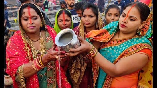 Devotees offering prayers on the last day of Chhath Puja at Sidhwan Canal in Ludhiana on Thursday. (Harsiamar Pal Singh/HT)