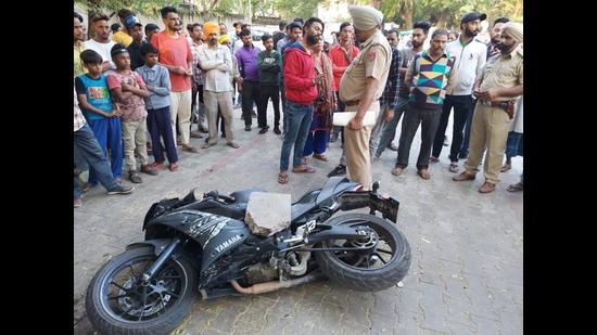 Police investigating the crime scene, where two persons were fired at, near Madanpura roundabout in Mohali on Thursday afternoon. (HT PHOTO)
