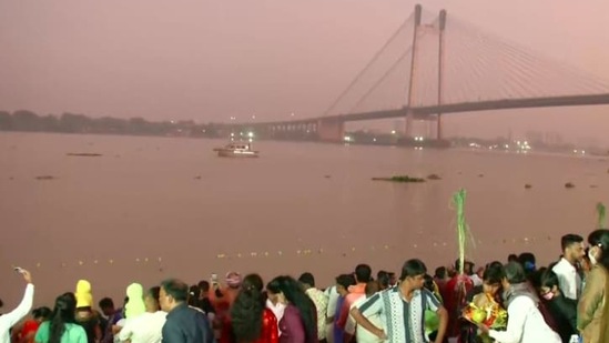 Devotees break their 36-hours long fast by offering Arghya to the rising sun at Takta Ghat in Kolkata on the last day of Chhath Puja.(ANI)