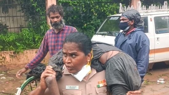 Police inspector Rajeshwari carrying an unconscious man on her shoulders.(Sourced)