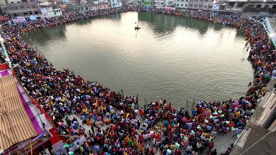 Devotees throng a pond in Dhanbad, Jharkhand to perform rituals on the last day of Chhath Puja.(PTI)