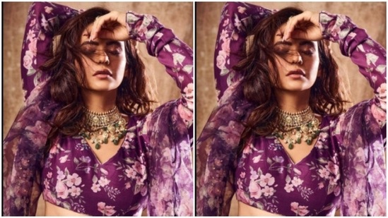Aamna completed her look with a flowy silk dark violet dupatta.(Instagram/@aamnasharifofficial)